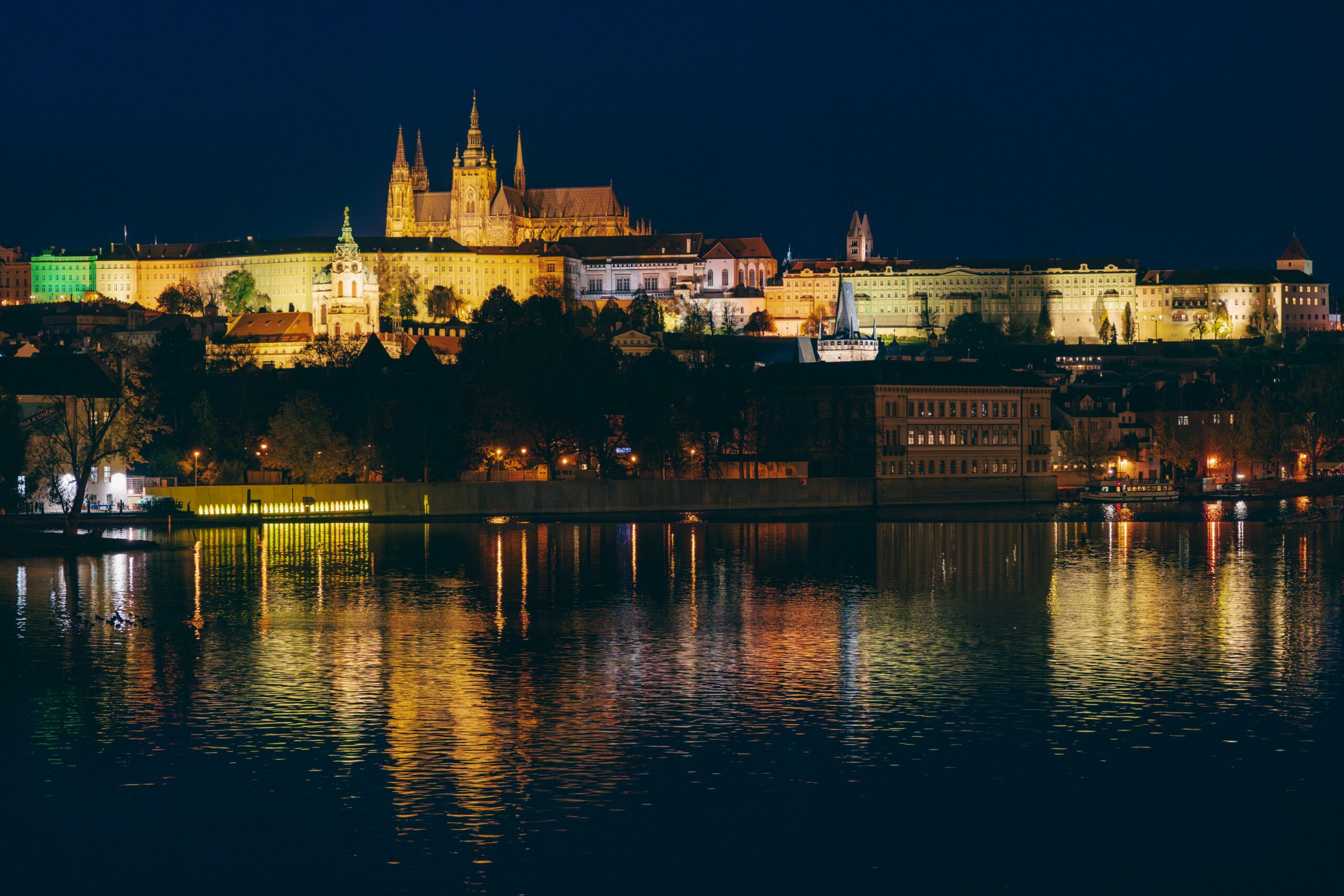 Panorama Słowacji nocą nad rzeką